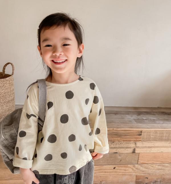 Kaos dengan motif polkadot